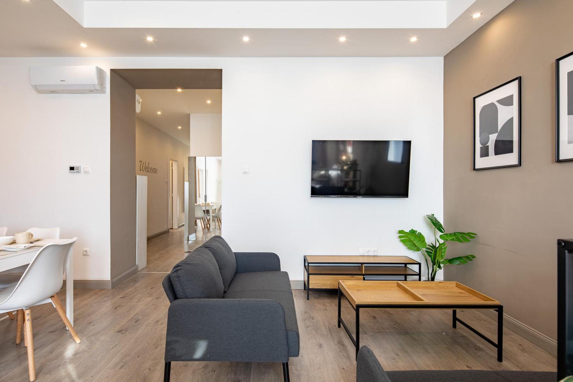 Sunny Three Bedroom Apartament *