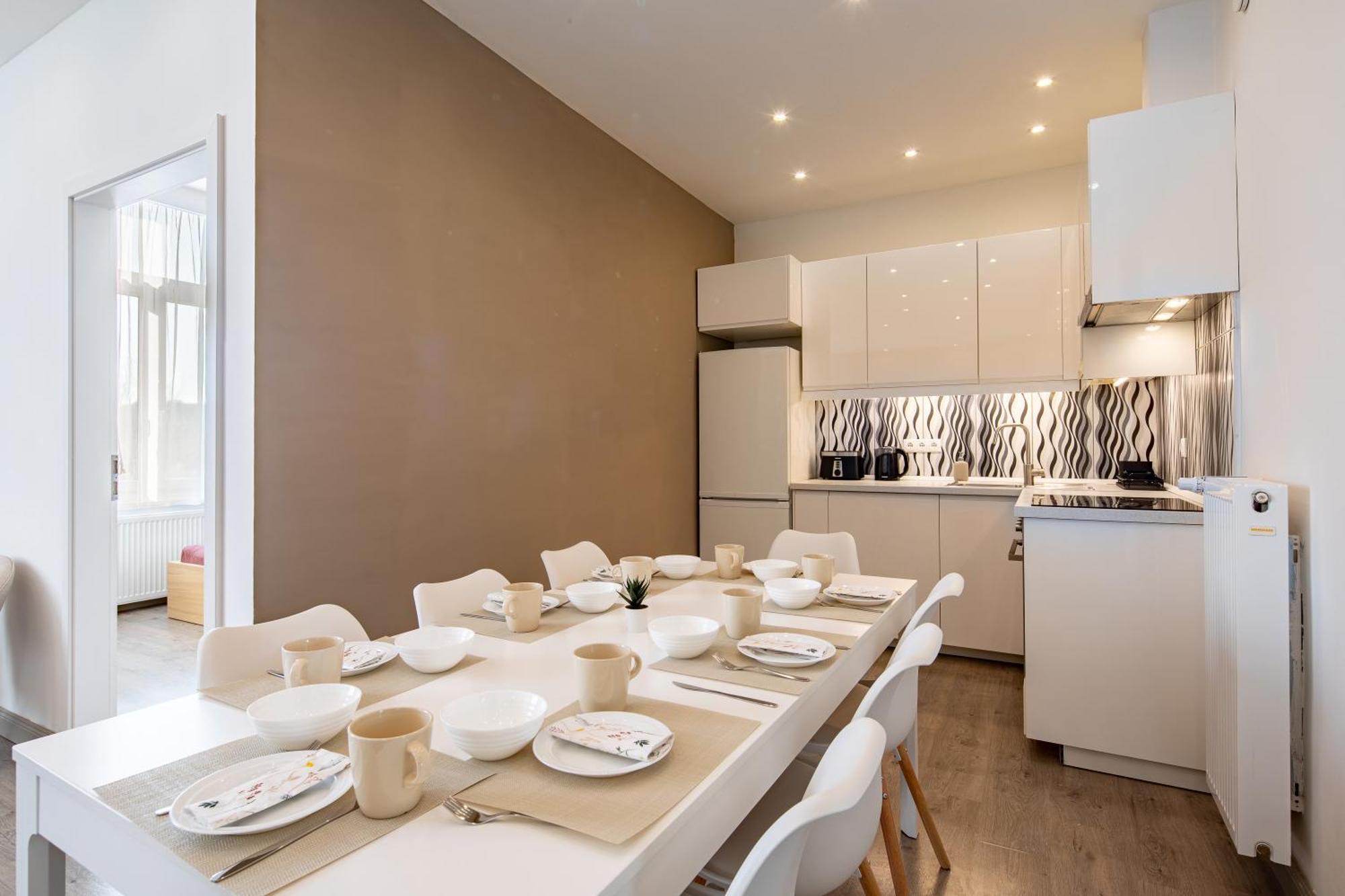 Sunny Three Bedroom Apartament