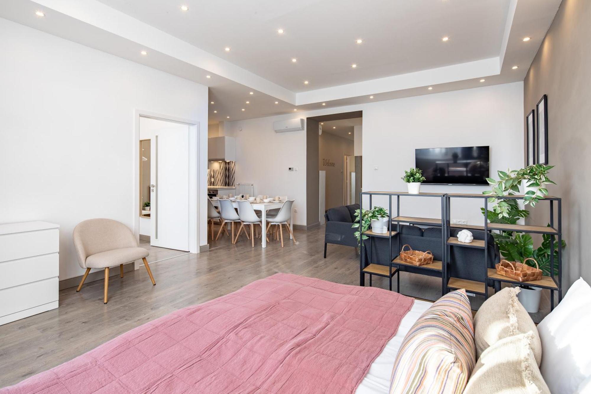 Sunny Three Bedroom Apartament *